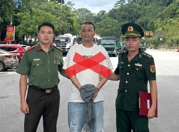 Bắt kẻ trốn truy nã nhập cảnh trái phép vào Việt Nam