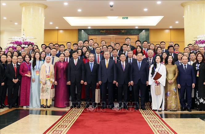 Bộ Chính trị đặt mục tiêu phát huy nguồn lực hơn 6,5 triệu người Việt Nam ở nước ngoài
