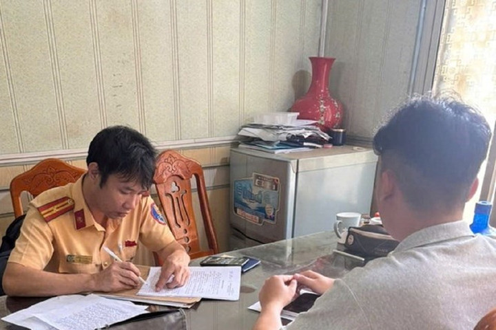Xử phạt tài xế điều khiển xe ô tô lấn làn, va chạm với xe máy