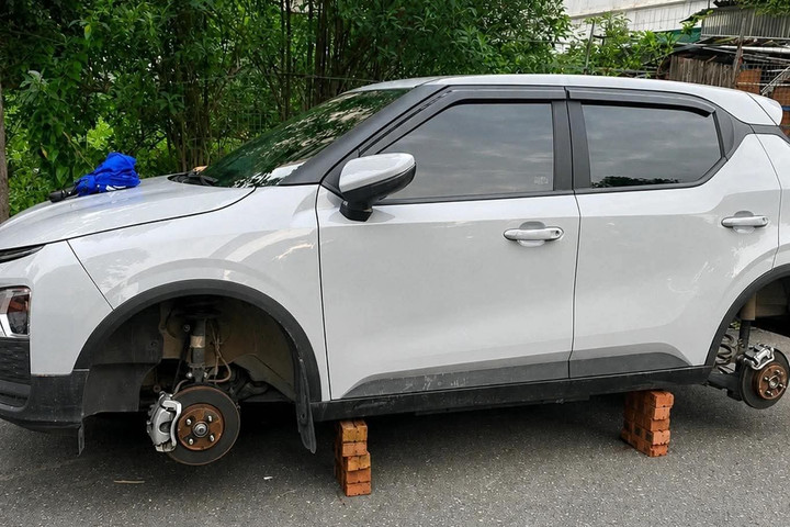 Bắt giữ đối tượng tháo bánh xe ô tô trong khu đô thị ở Hà Nội