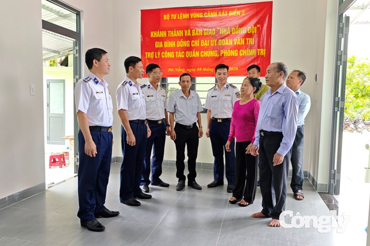Bàn giao “Nhà đồng đội” cho quân nhân Vùng Cảnh sát biển 2