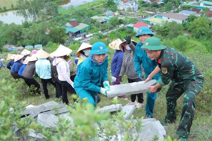 Hơn 1.000 người đưa bê tông lên núi tái tạo dòng chữ “Bác Hồ sống mãi”