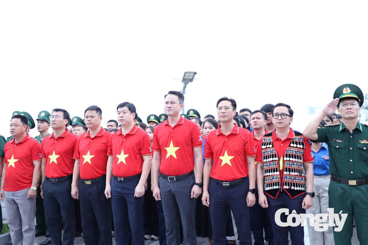 Thiêng liêng lễ chào cờ nơi cực tây Tổ quốc