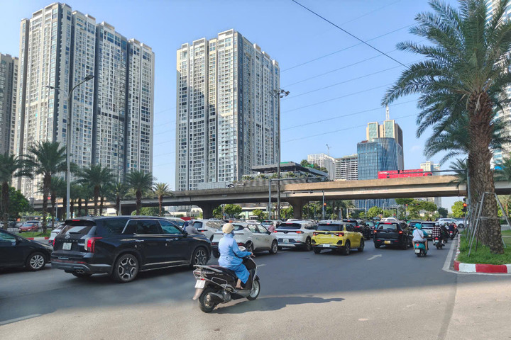Nắng nóng gay gắt, biển động mạnh