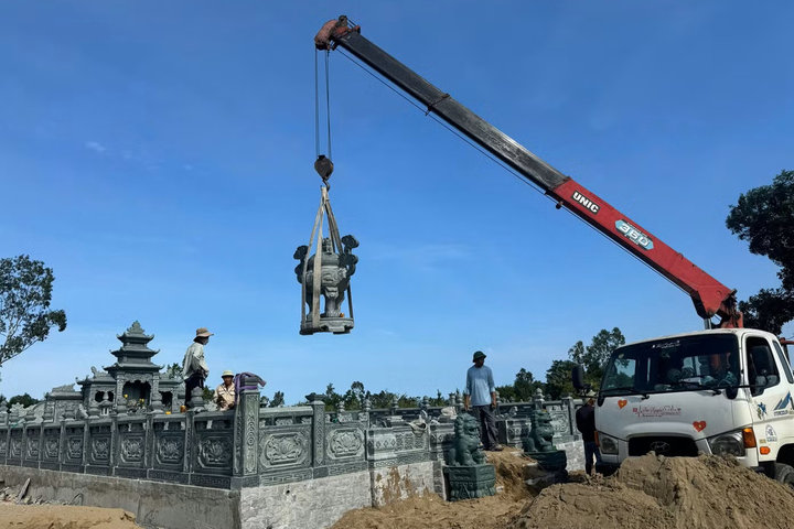 Tháo dỡ khu lăng mộ xây dựng trái phép