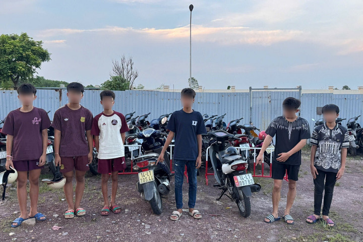 Xử phạt nhóm thanh thiếu niên quệt chân chống tóe lửa để “câu view”