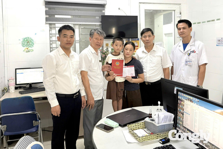 TAND tỉnh Nghệ An thăm hỏi, động viên gia đình cán bộ qua đời vì bệnh hiểm nghèo