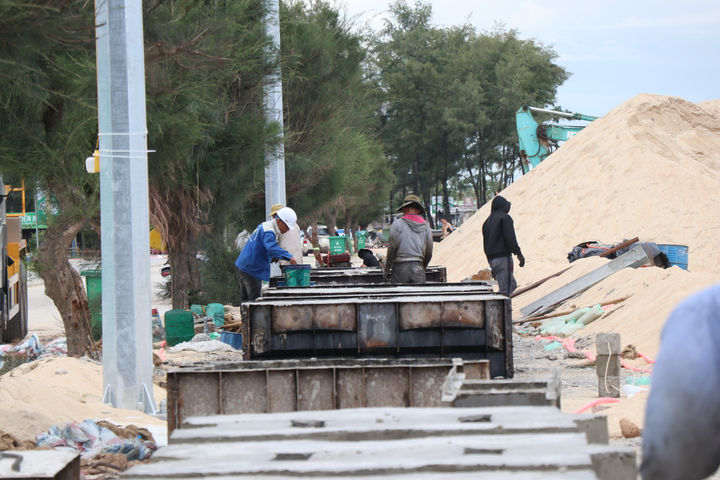 Dựng “lá chắn” giữ bờ biển Thuận An