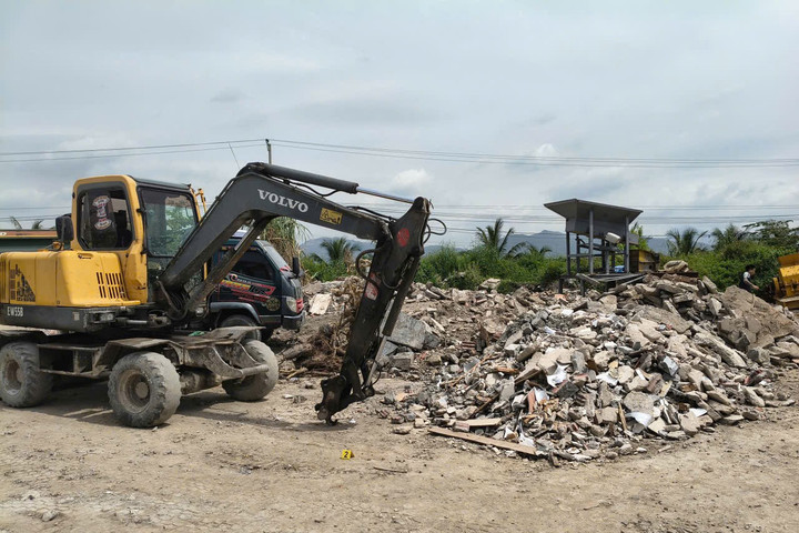 Biến đất trồng lúa thành nơi tập kết 163 tấn chất thải