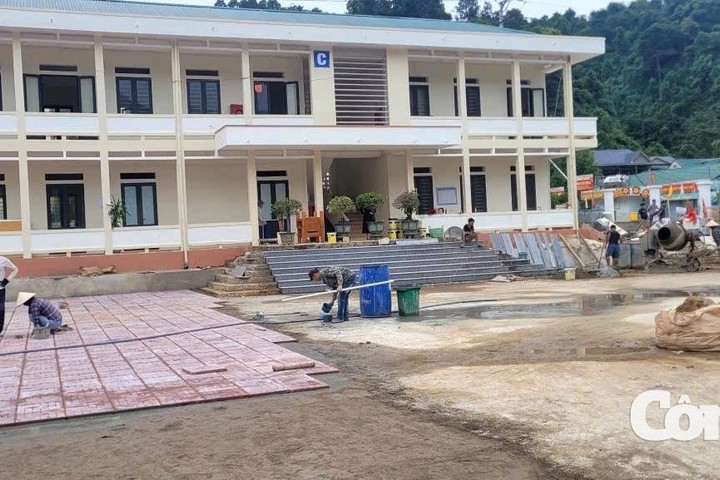 Chạy đua với thời gian, đưa ngôi trường vùng biên về đích