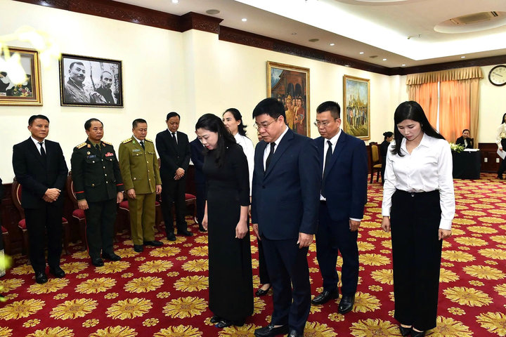 Lãnh đạo tỉnh Tuyên Quang viếng Chủ tịch Quốc hội Lào