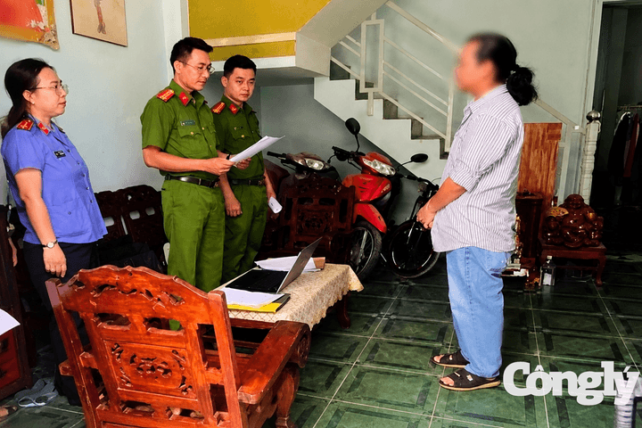 Khởi tố chủ hộ kinh doanh bán hàng giả nhãn hiệu nổi tiếng