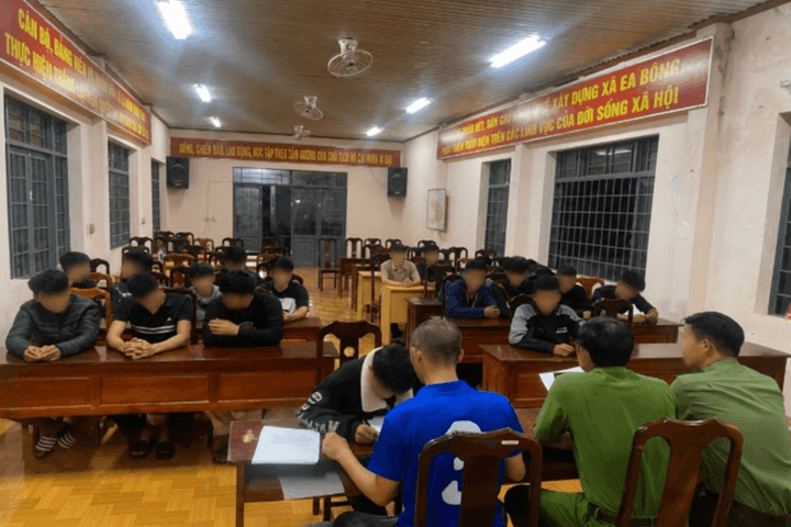 Hàng chục thanh thiếu niên mang hung khí hỗn chiến
