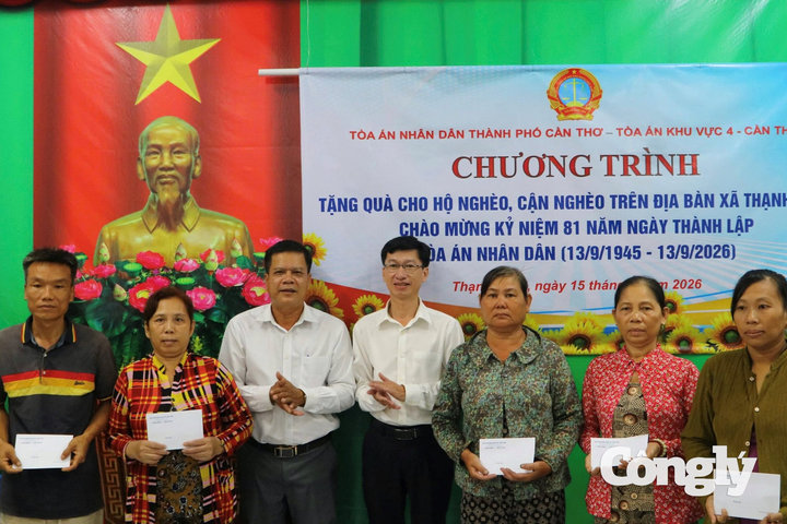 TAND TP Cần Thơ trao quà cho người dân có hoàn cảnh khó khăn