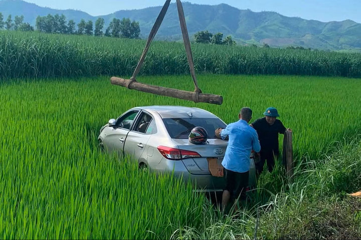 Tài xế tử vong sau khi ô tô lao xuống ruộng