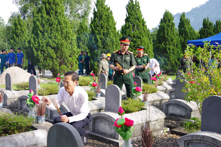 Lấy mẫu sinh phẩm hài cốt liệt sĩ tại nghĩa trang quốc tế Đồng Tâm