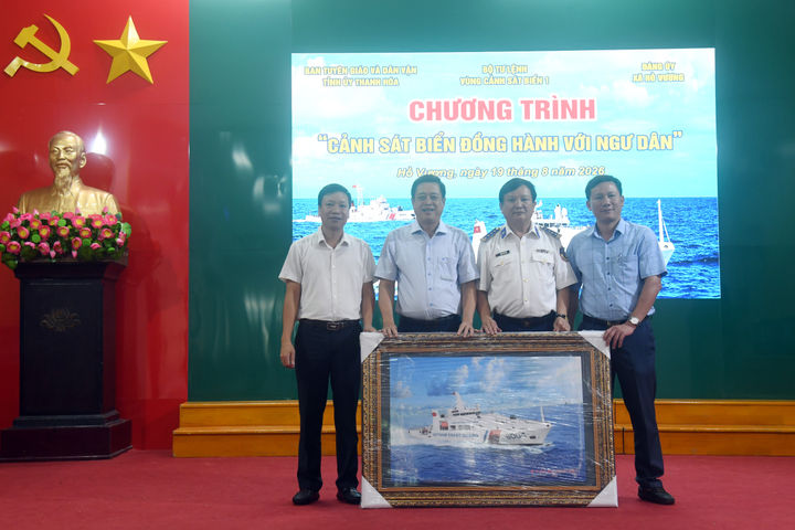 Vùng Cảnh sát biển 1 đồng hành với ngư dân Thanh Hóa