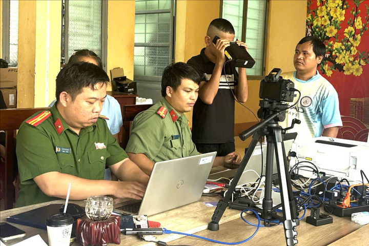 Gia Lai: Công an xã biên giới tặng 500 sim điện thoại cho người dân