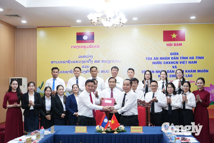 Thắt chặt hợp tác tư pháp giữa TAND hai tỉnh Hà Tĩnh và Khăm Muồn