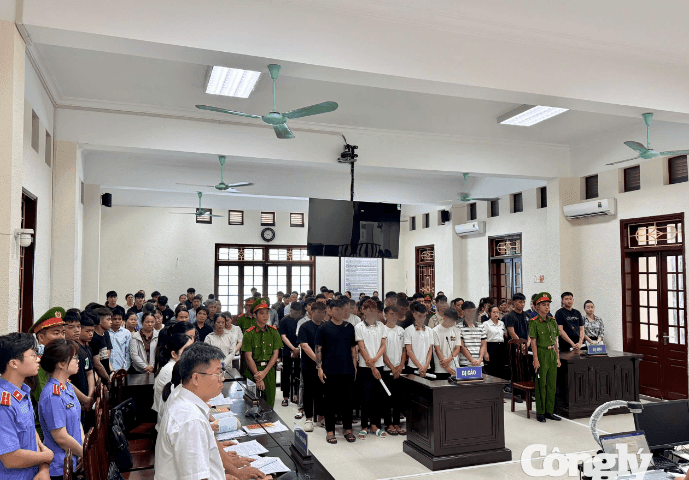 Radio pháp đình: Cuộc hẹn lúc 1 giờ sáng và cái giá phải trả