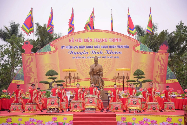 Sáng tác mẫu phù điêu Đền thờ Trạng trình Nguyễn Bỉnh Khiêm