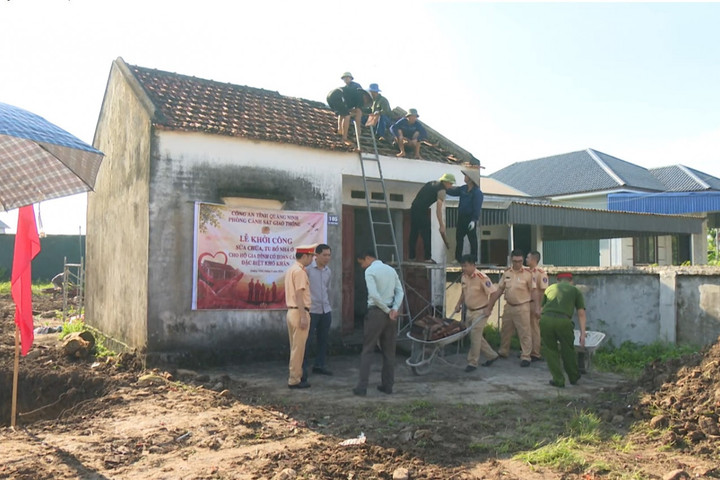 Cán bộ, chiến sĩ CSGT góp hơn 155 triệu đồng sửa nhà cho hộ nghèo