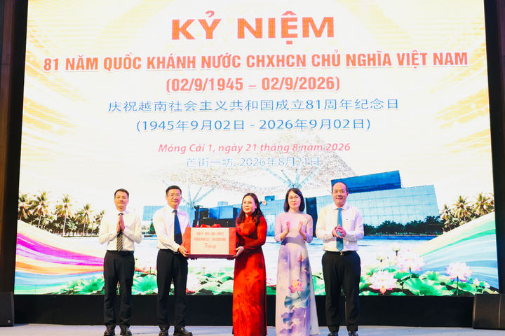Đoàn đại biểu thành phố Đông Hưng (Trung Quốc) chúc mừng Quốc khánh 2/9 tại Móng Cái
