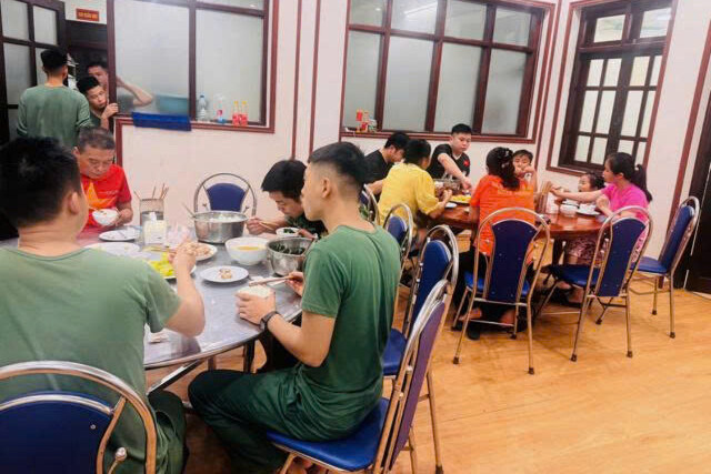 Biên phòng Hòn Gai đón người dân tránh trú giữa mưa bão