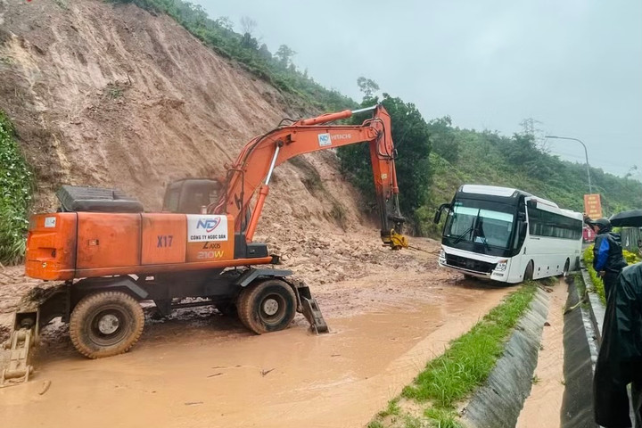 Hàng nghìn m³ đất đá tràn xuống đường ở đặc khu Vân Đồn