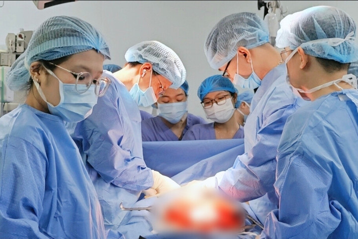 Uống nhầm thuốc tẩy bồn cầu, người đàn ông mất toàn bộ dạ dày