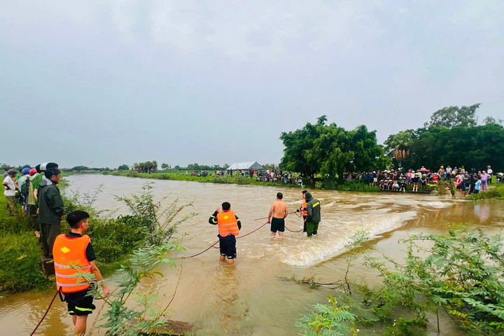 Người đàn ông bị lũ cuốn