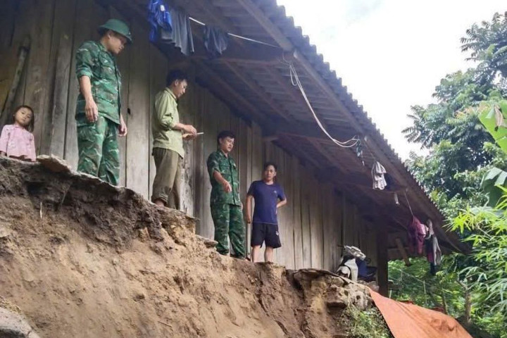 Nước sông dâng cao, cảnh báo lũ quét, sạt lở lên 78 xã