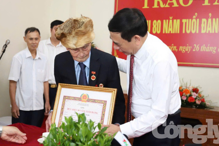 Trao tặng Huy hiệu 80 năm tuổi Đảng cho đảng viên lão thành tỉnh Thái Nguyên