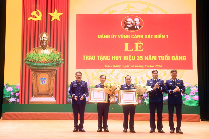 Đảng ủy Vùng Cảnh sát biển 1 trao tặng Huy hiệu 35 năm tuổi Đảng