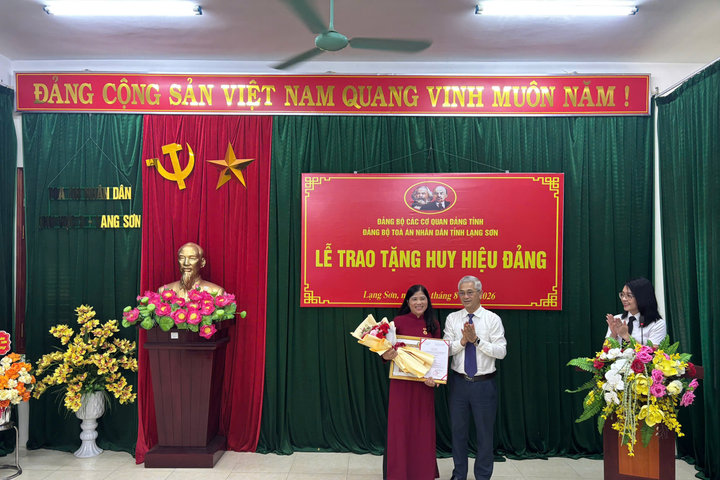Lạng Sơn: Trao tặng Huy hiệu 30 năm tuổi Đảng tại TAND khu vực 3