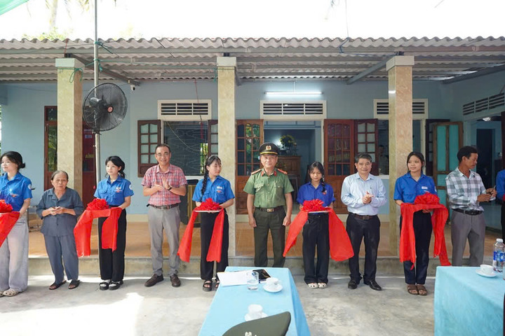 Bàn giao nhà nghĩa tình cho gia đình có công ở xã Đan Điền