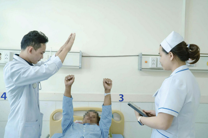 Ngã quỵ giữa đồng, người đàn ông 69 tuổi được cứu nhờ tiêu sợi huyết