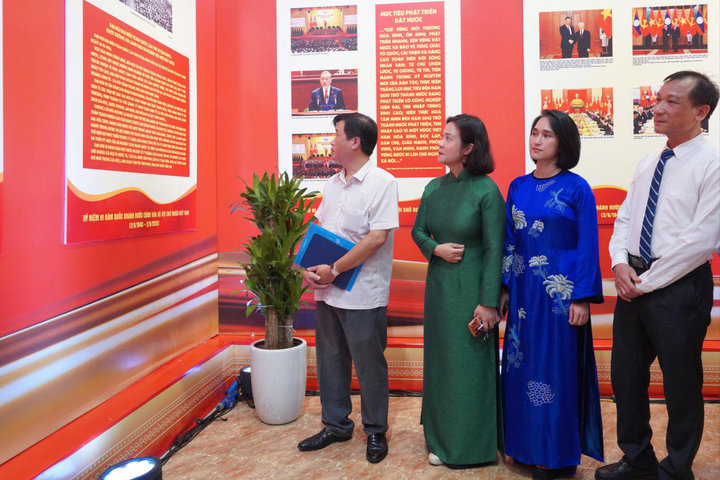 Trưng bày 130 bức ảnh tư liệu về hành trình dựng xây đất nước