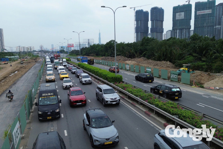 Cửa ngõ TP.HCM tăng nhiệt trong ngày đầu nghỉ lễ