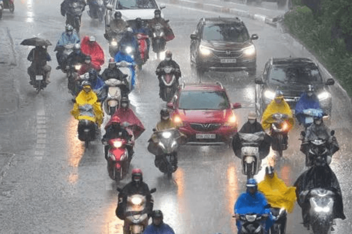 Hà Nội cảnh báo dông, lốc trong 3 giờ tới