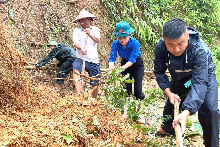 Sức trẻ chung tay khắc phục hậu quả mưa lũ