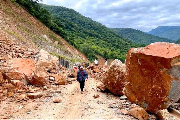 Nghệ An: Đá lớn từ núi lăn xuống chắn ngang tỉnh lộ