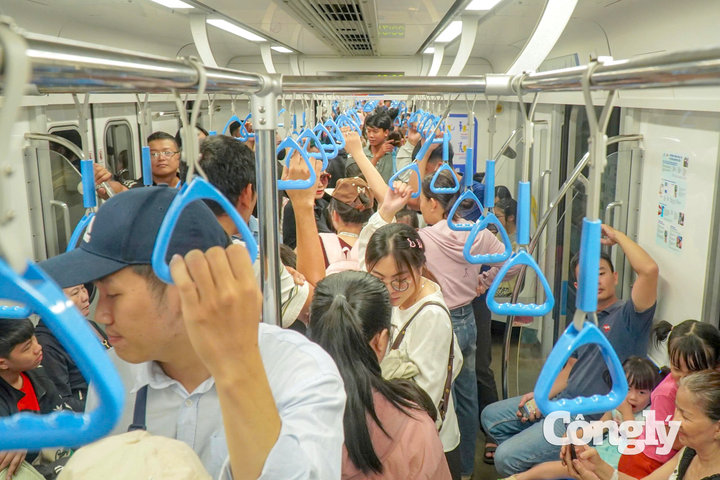 Người dân TP.HCM nô nức đi Metro trong ngày Quốc khánh