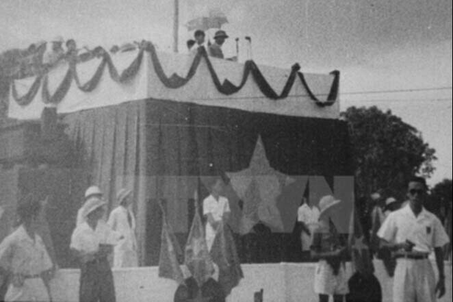 Nghe Tuyên ngôn Độc lập do Chủ tịch Hồ Chí Minh đọc ngày 2/9/1945