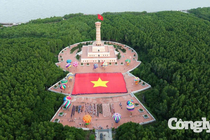 “Lá cờ Tổ quốc bằng vải lớn nhất Việt Nam” tung bay tại lễ chào cờ nơi cực Nam Tổ quốc