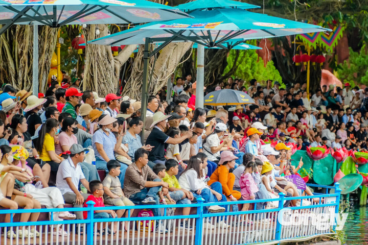Biển người đổ về Suối Tiên ngày Quốc khánh