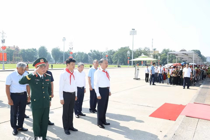Tổng Bí thư, Chủ tịch nước Tô Lâm dâng hương tưởng nhớ Chủ tịch Hồ Chí Minh
