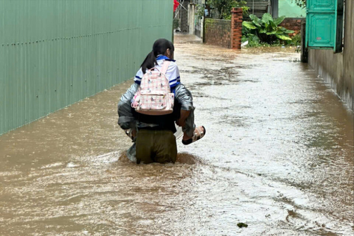 Gia Lai: Công an phường di tản người dân khỏi vùng ngập lụt