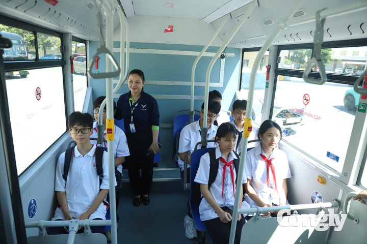 Quảng Ninh khai trương xe buýt điện miễn phí đưa đón học sinh