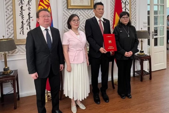 Đạo diễn Lê Quý Dương được trao danh hiệu Giáo sư danh dự tại Mông Cổ